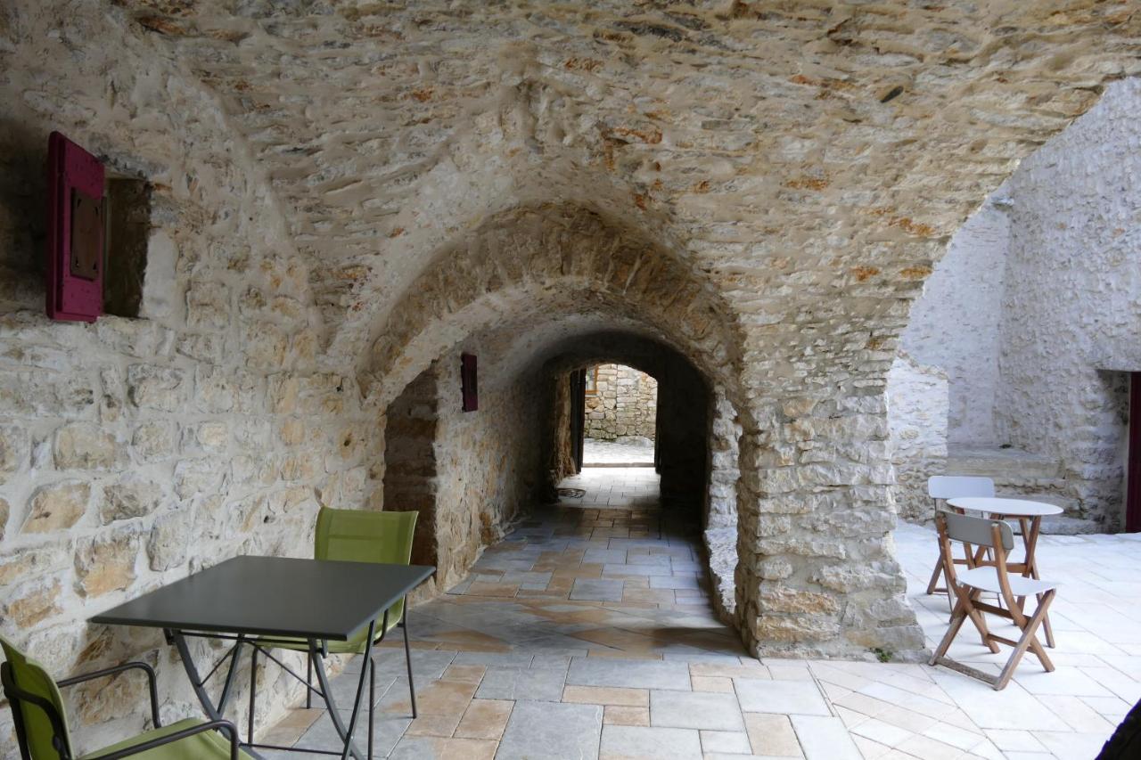 Mas De Coulet Bed & Breakfast Brissac Bagian luar foto